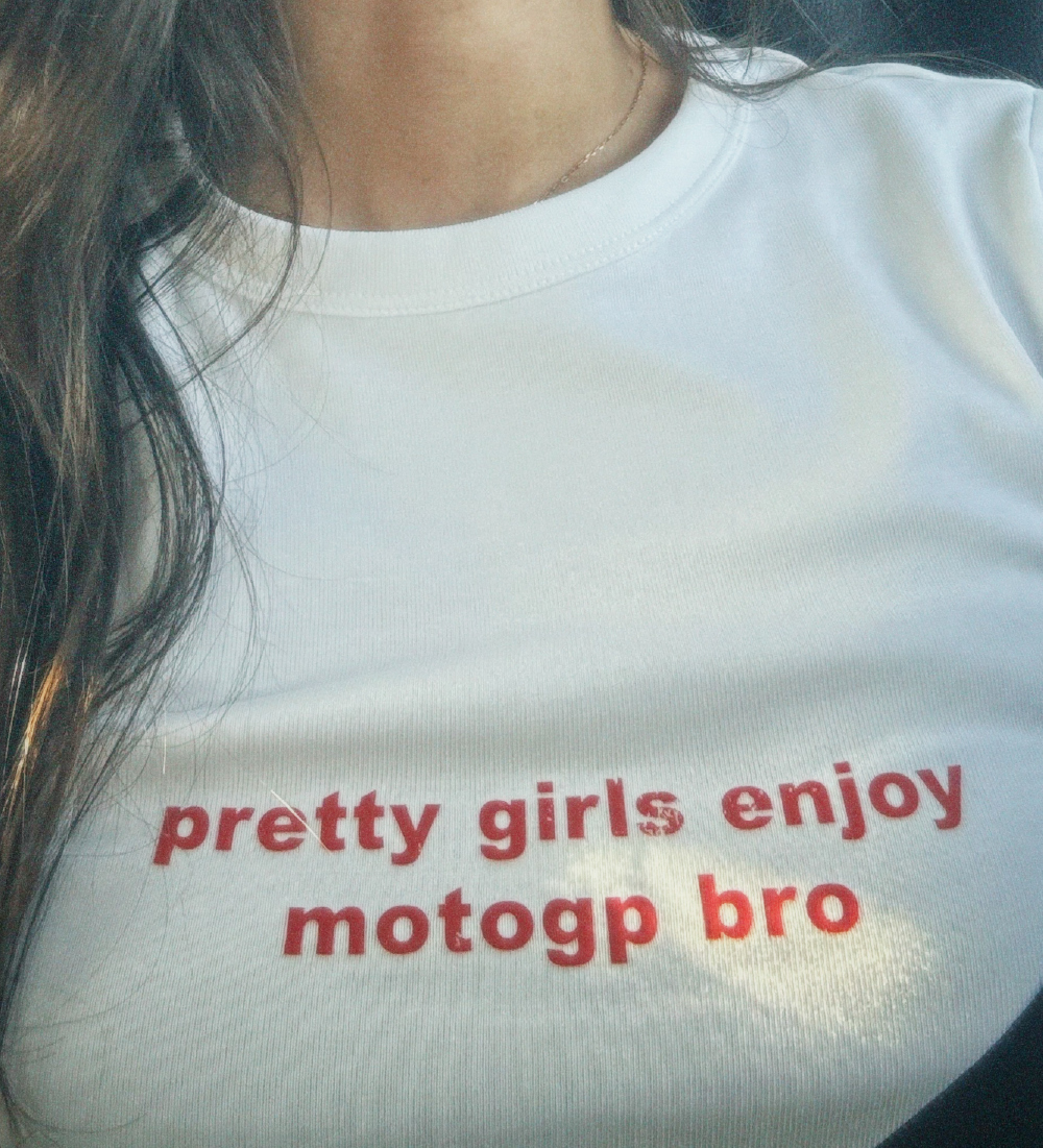 Crop Top--Pretty-Girls-Watch-Moto-GP-Brografic