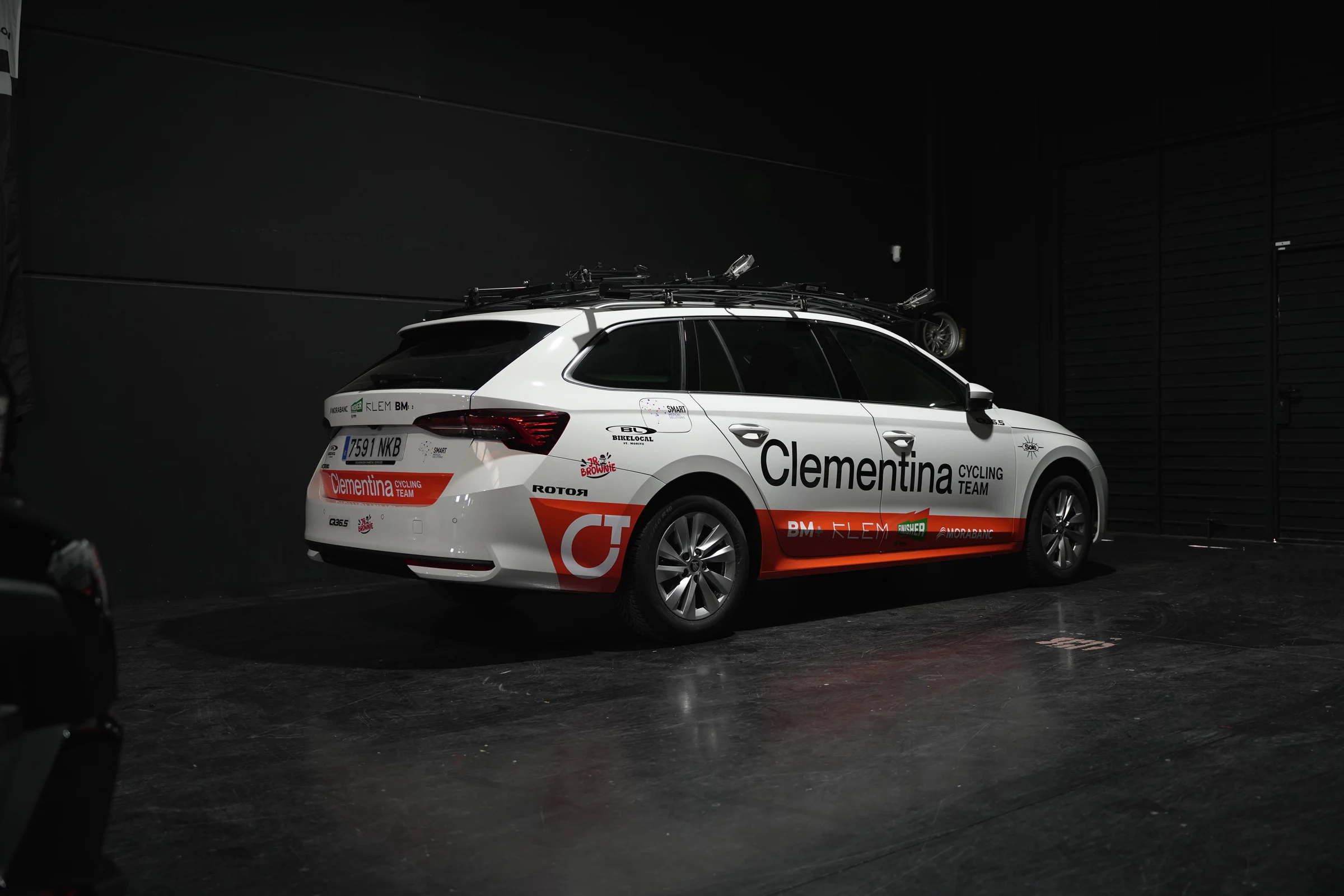 Coche comercial Clementina rotulado por Brografic