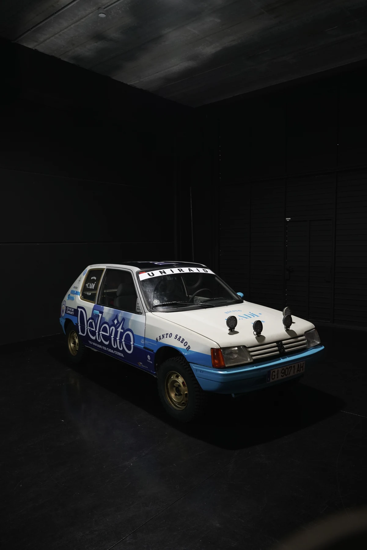 Coche Deleito personalizado gráficamente por Brografic