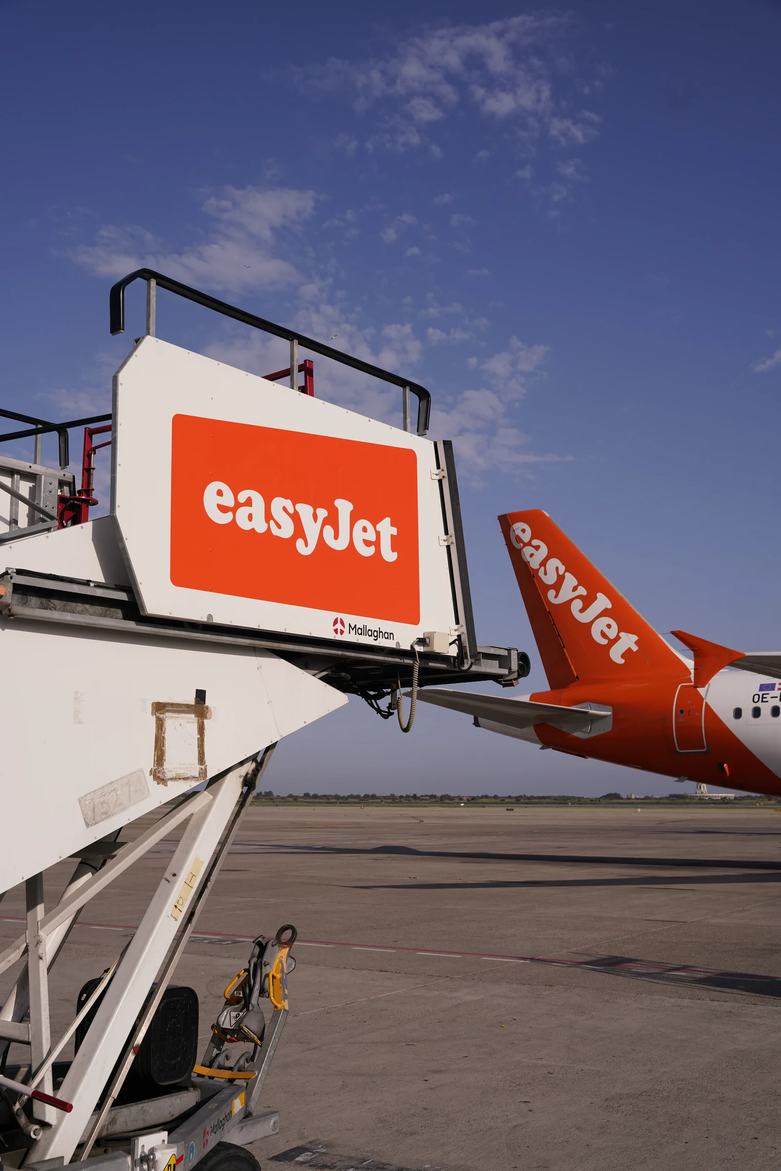 Escaleras de pasajeros EasyJet con rotulación de Brografic