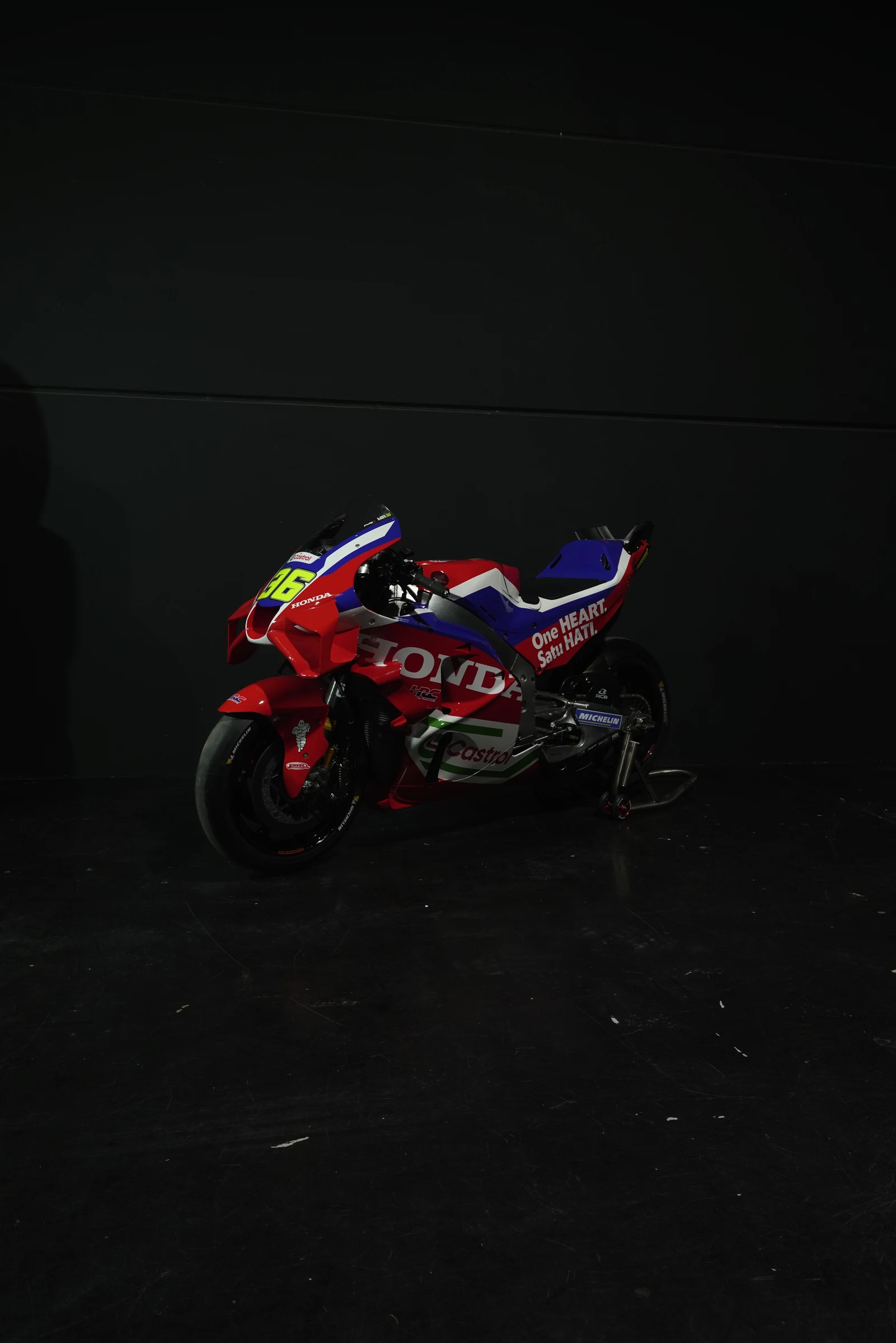 Moto de competición Honda HRC con gráfica de Brografic